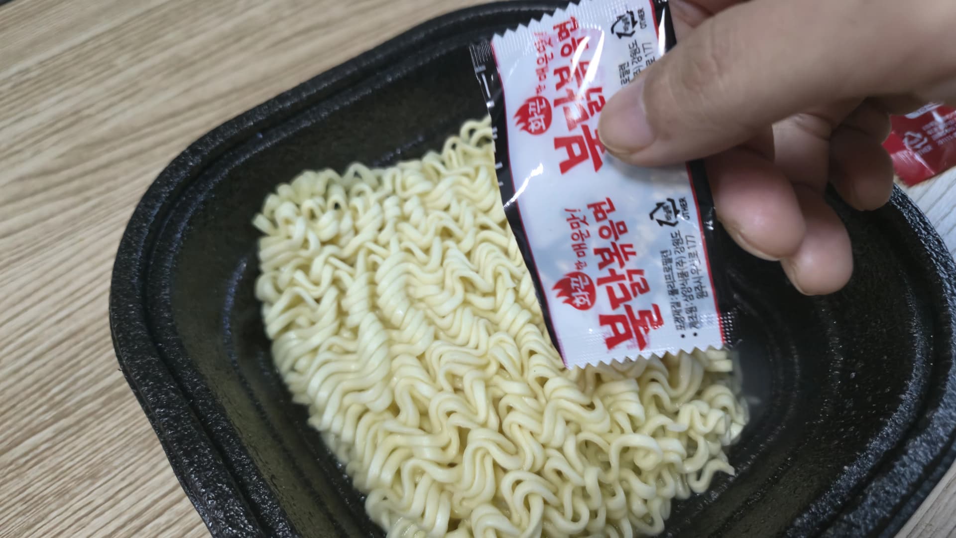 بۇلداك بوكۇممېن پىشۇرۇش جەريانى - سۇنى تۆكۈپ قىزىل سۇيۇق سوۇسنى نېگىزلىك ئۈستىگە تۆكۈۋاتىدۇ | 하이제이에스비