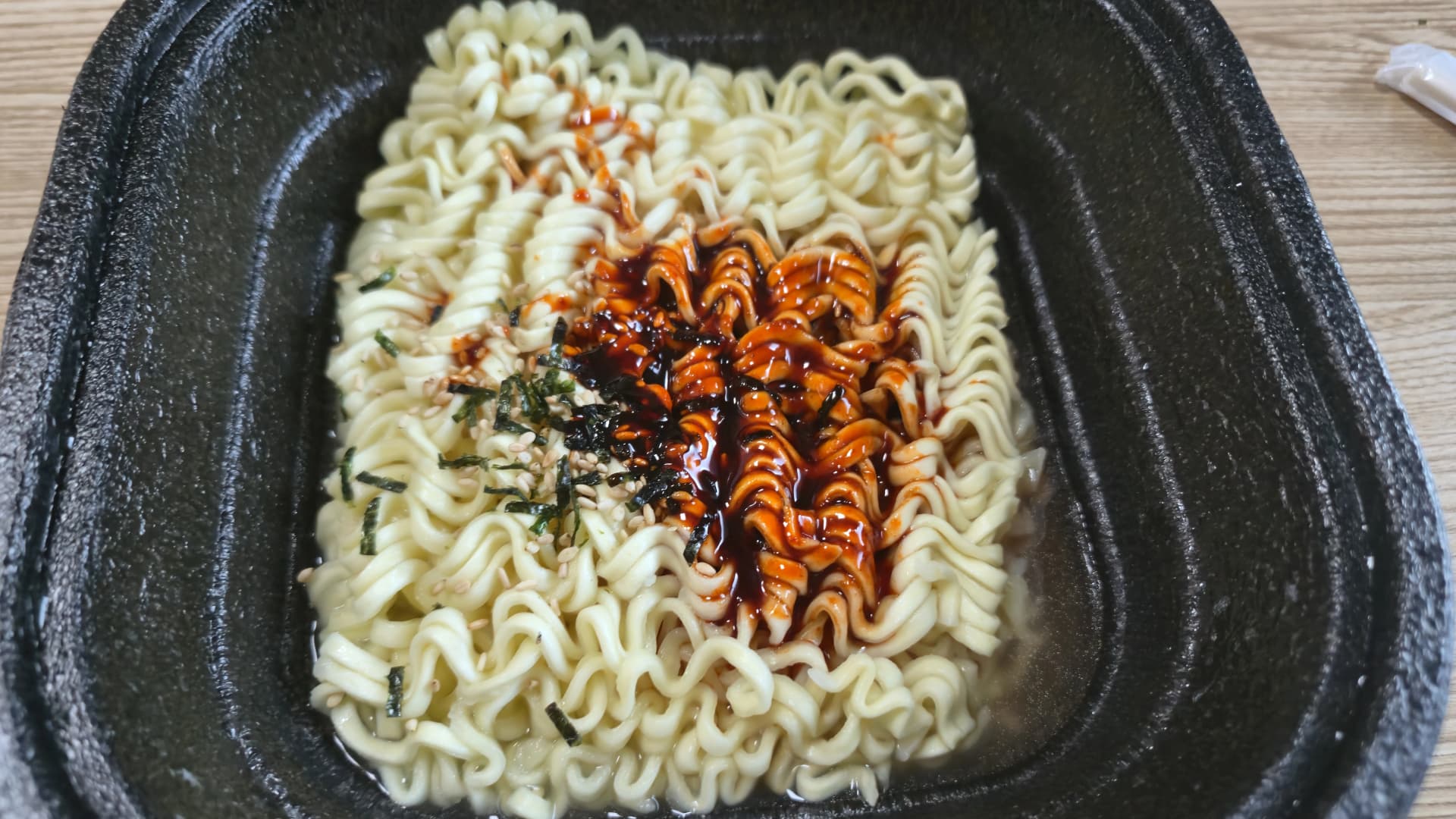 بۇلداك بوكۇممېنگە سۇيۇق سوۇس ۋە ئۇۋاق-چۈۋەك قوشۇلغان ھالەت - قىزىل سوۇس ۋە دېڭىز ئوتى كۈنجۈت نېگىزلىك ئۈستىگە سېپىلغان | 하이제이에스비