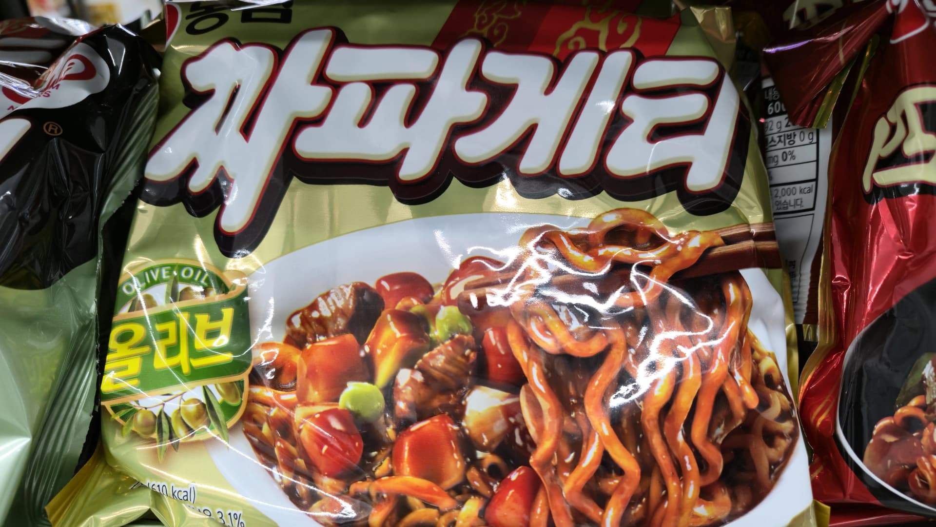 كىچىك دۇكاندىكى نۇدۇل رايونىدا تۇرغان زەيتۇنرەڭ تەگلىكتىكى چاپاگېتى ئورىمىنىڭ ئالدى تەرەپ رەسىمى | 하이제이에스비