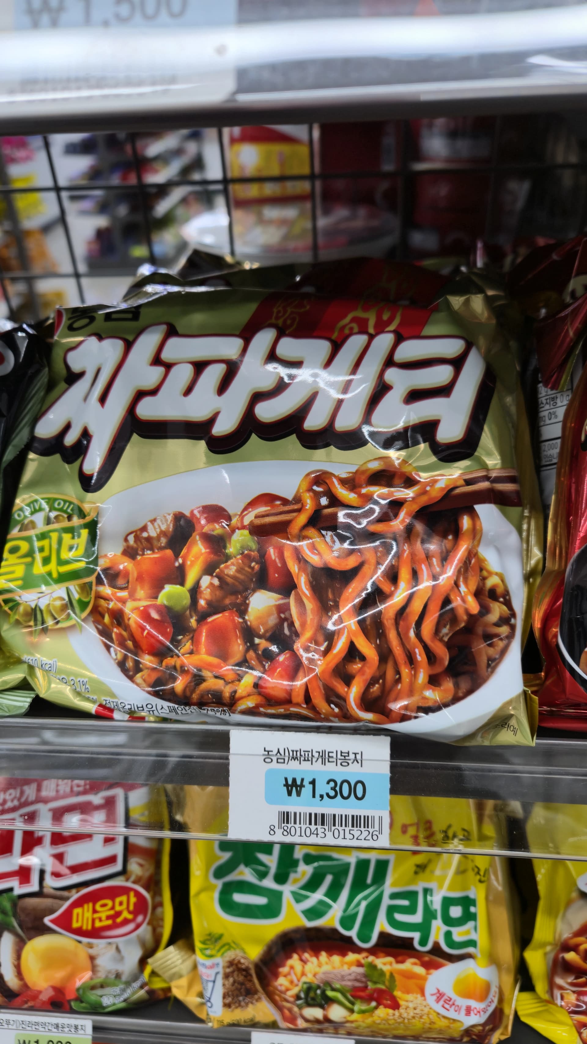 كىچىك دۇكان تەكچىسىدە 1,300 ۋون باھا بەلگىسى بىلەن قويۇلغان چاپاگېتى مەھسۇلاتلىرى | 하이제이에스비