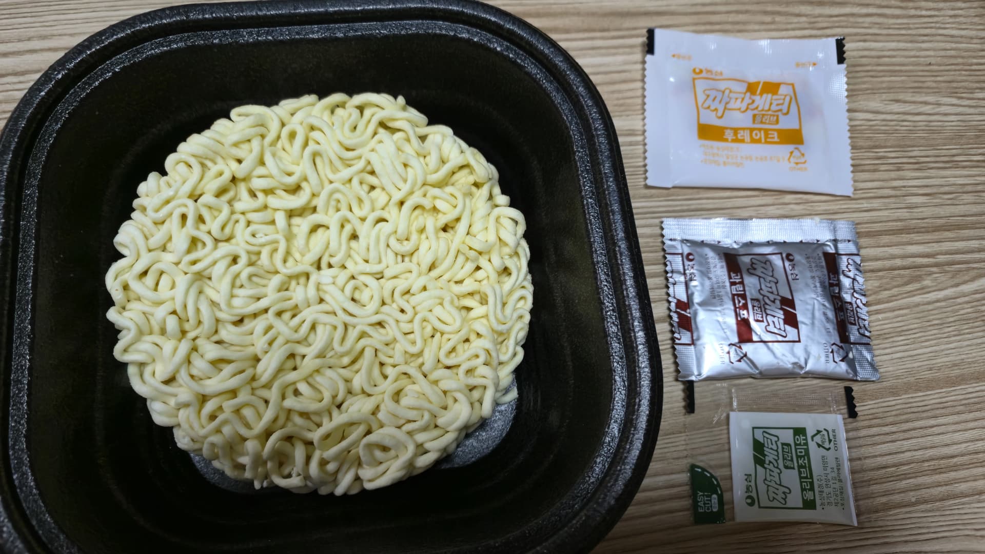 خالتىدىن چىقىرىلغان تەركىب قىسىملىرى: نۇدۇل، كۇكۇن زىرەك، پارچە زىرەك، زەيتۇن تەتۈر مېيى | 하이제이에스비