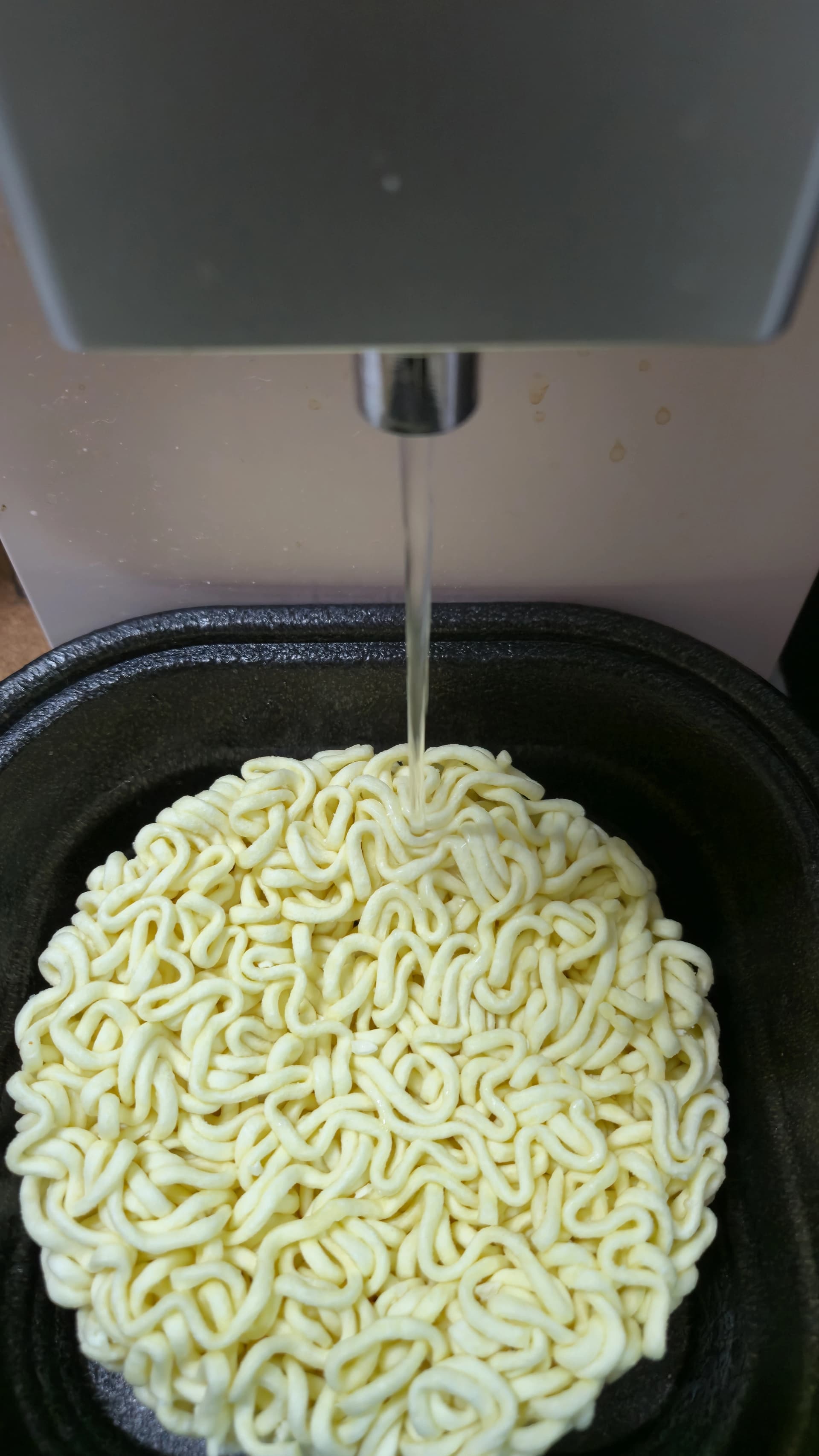 مىكروتولقۇن پىچاققا ماس قارا قاچىغا نۇدۇل سېلىپ سۇ تارقاتقۇچتىن ئىسسىق سۇ قۇيۇۋاتقان پىشۇرۇش جەريانى رەسىمى | 하이제이에스비