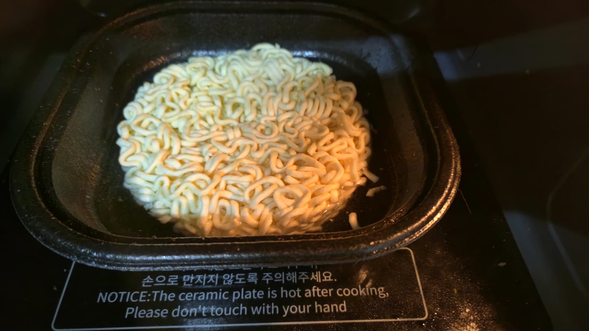 مىكروتولقۇن پىچاق ئىچىدە قىزدۇرۇلۇۋاتقان چاپاگېتى قاچىسىنىڭ كۆرۈنۈشى | 하이제이에스비