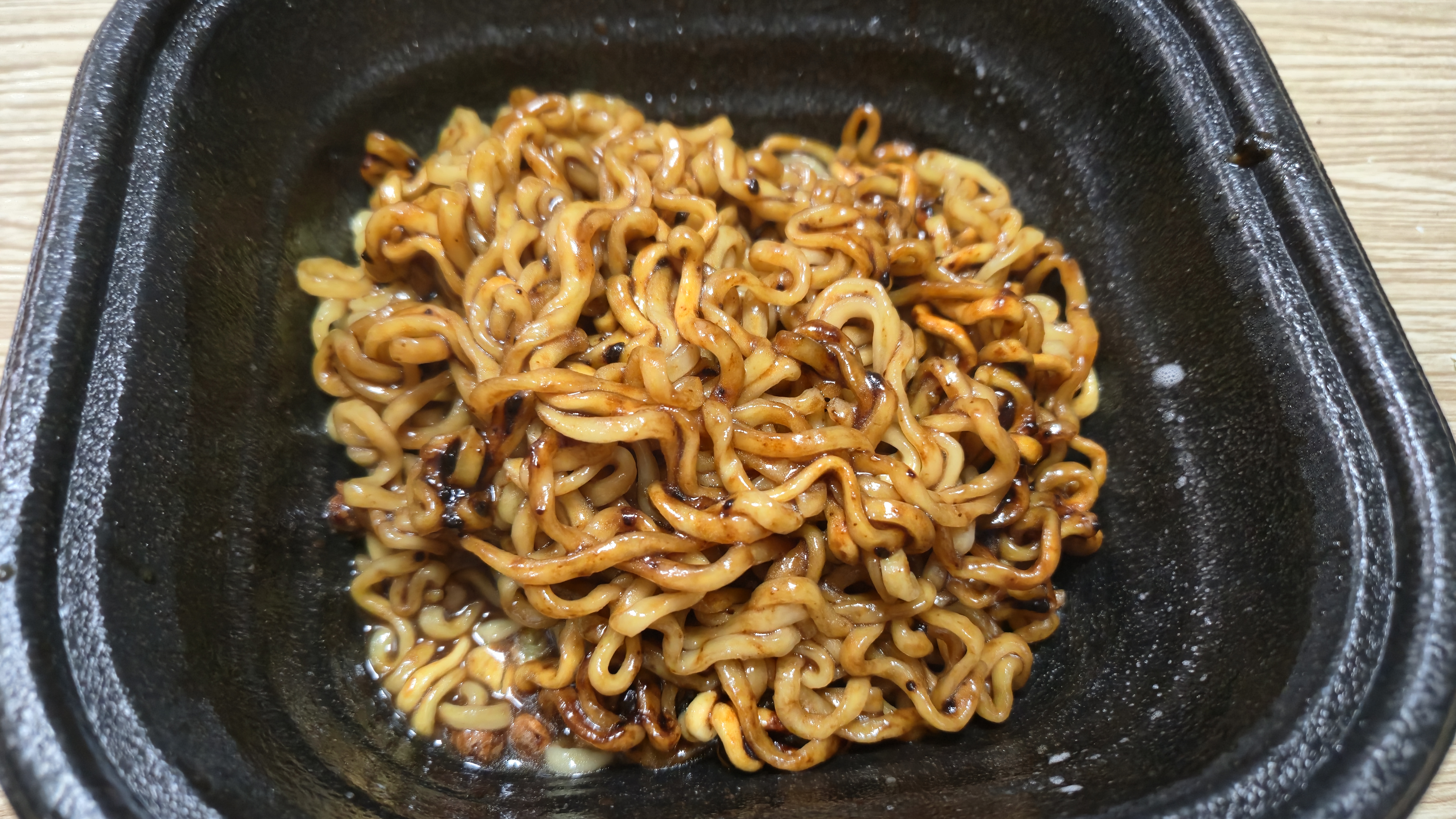 تەييار بولغان يالتىراق قوڭۇر رەڭلىك چاپاگېتى ئاخىرقى تاماق رەسىمى | 하이제이에스비