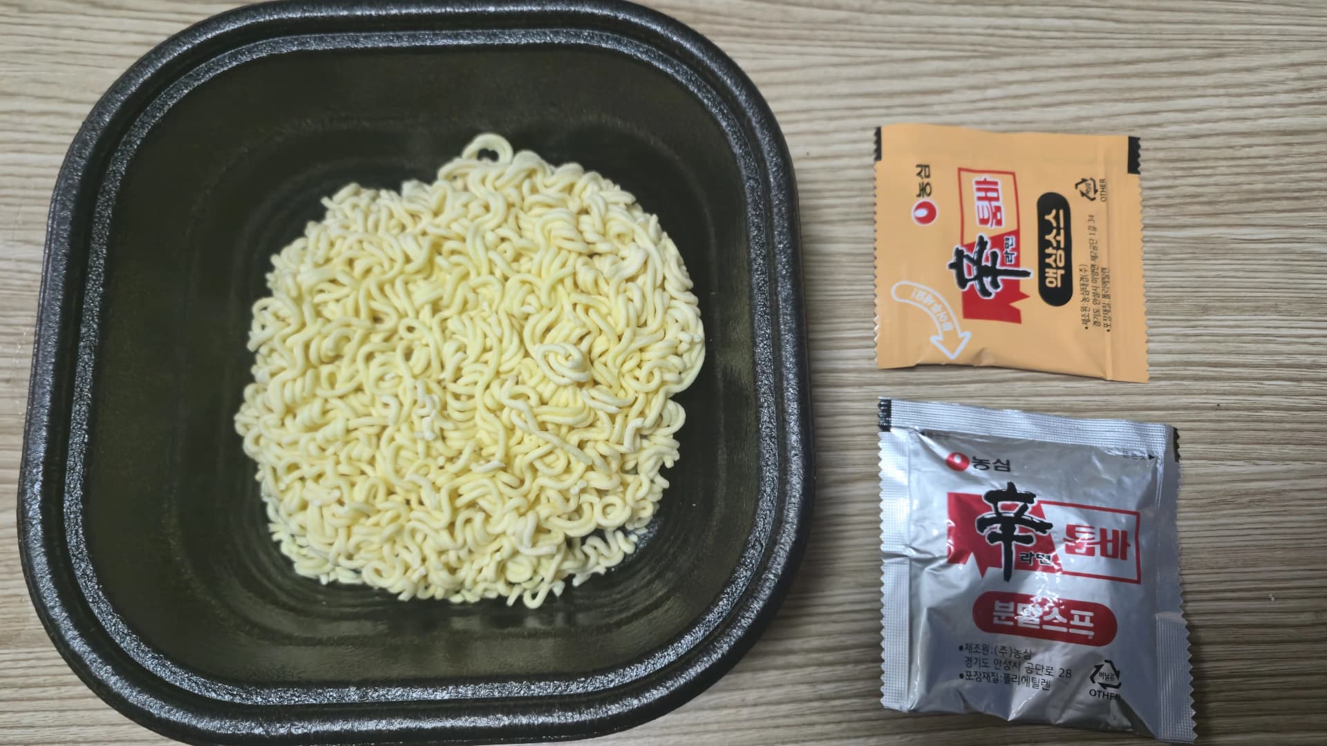 نوڈلز، ساس اور پاؤڈر | 하이제이에스비