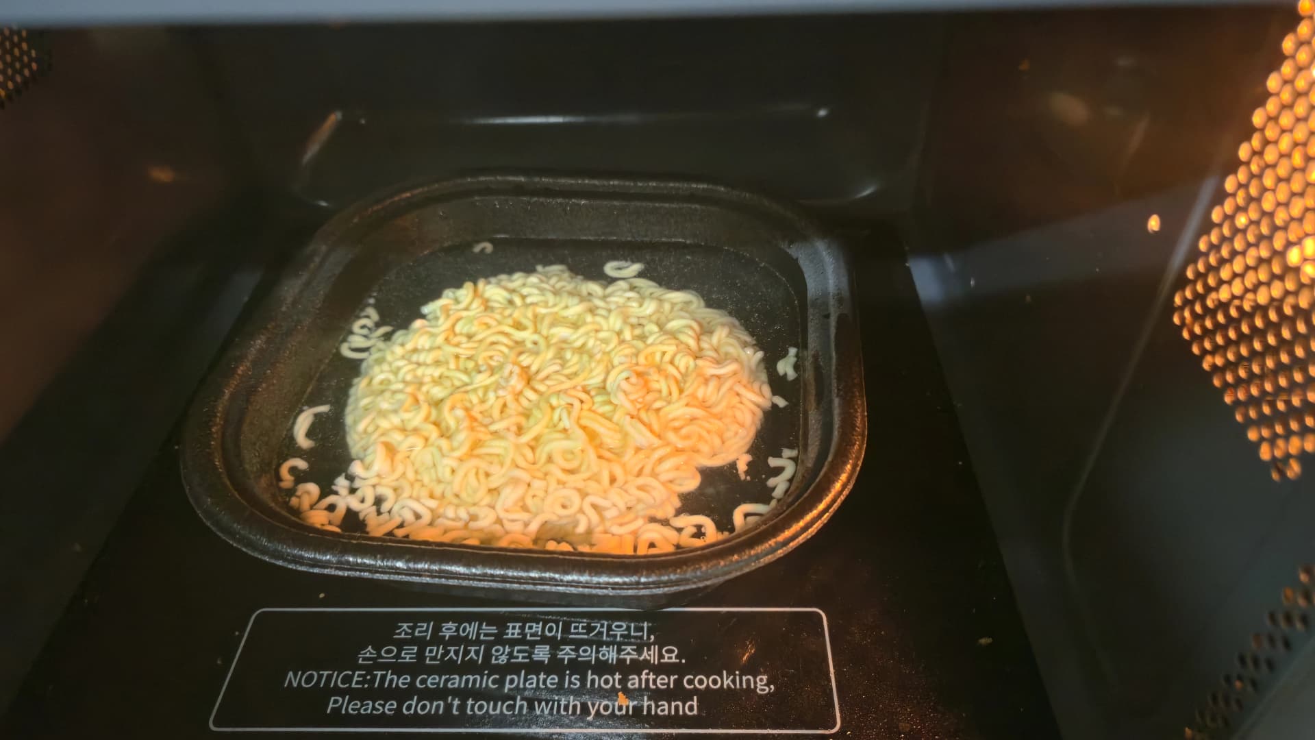 مائیکروویو میں نوڈلز | 하이제이에스비