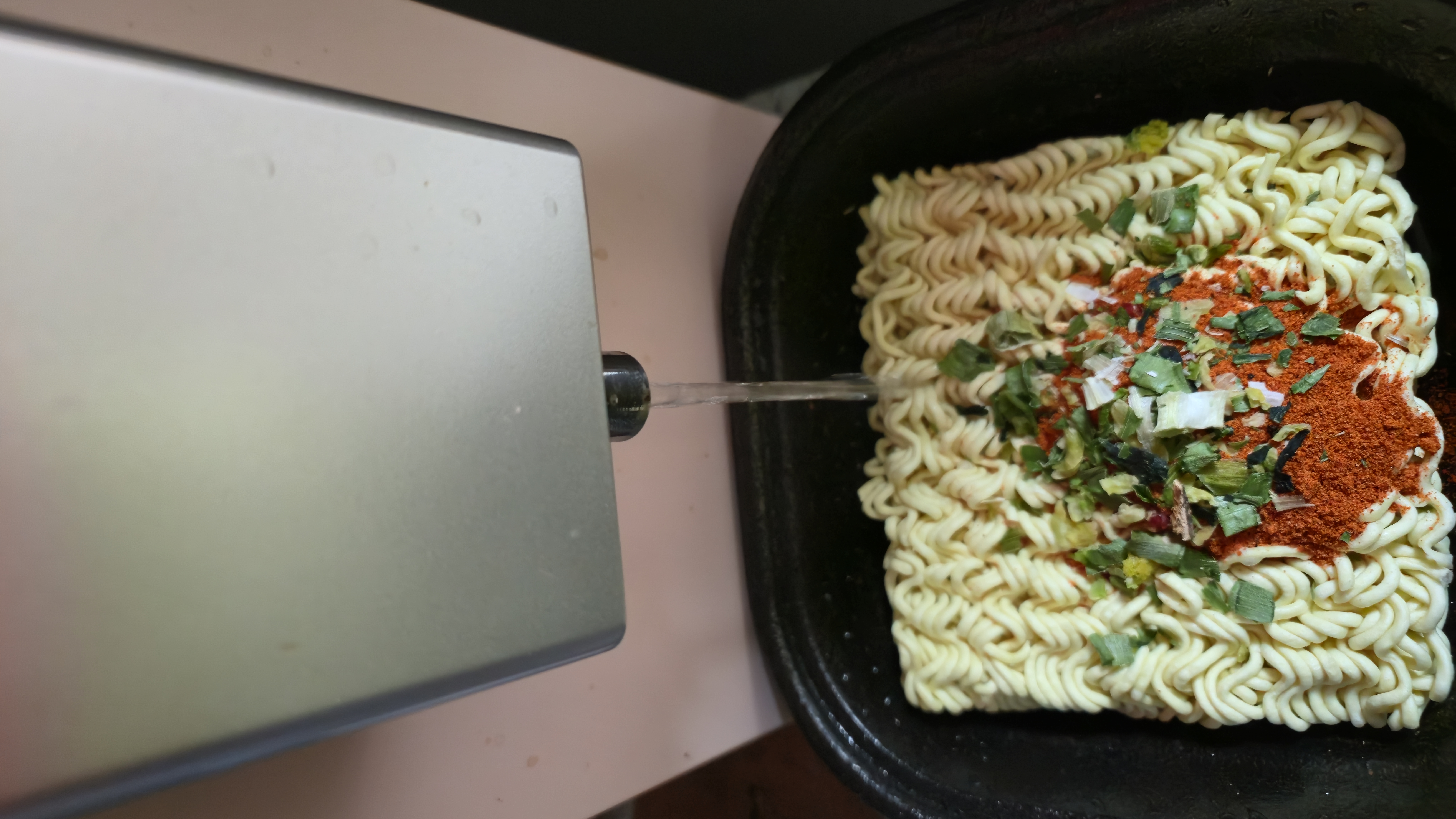 ຕື່ມນ້ຳຮ້ອນຈາກເຄື່ອງກອງນ້ຳໃສ່ພາຊະນະມີ້ເຜັດເກົາຫຼີ - ວິທີເຮັດມີ້ໄມໂຄເວຟທີ່ນິຍົມໃນເກົາຫຼີ | 하이제이에스비