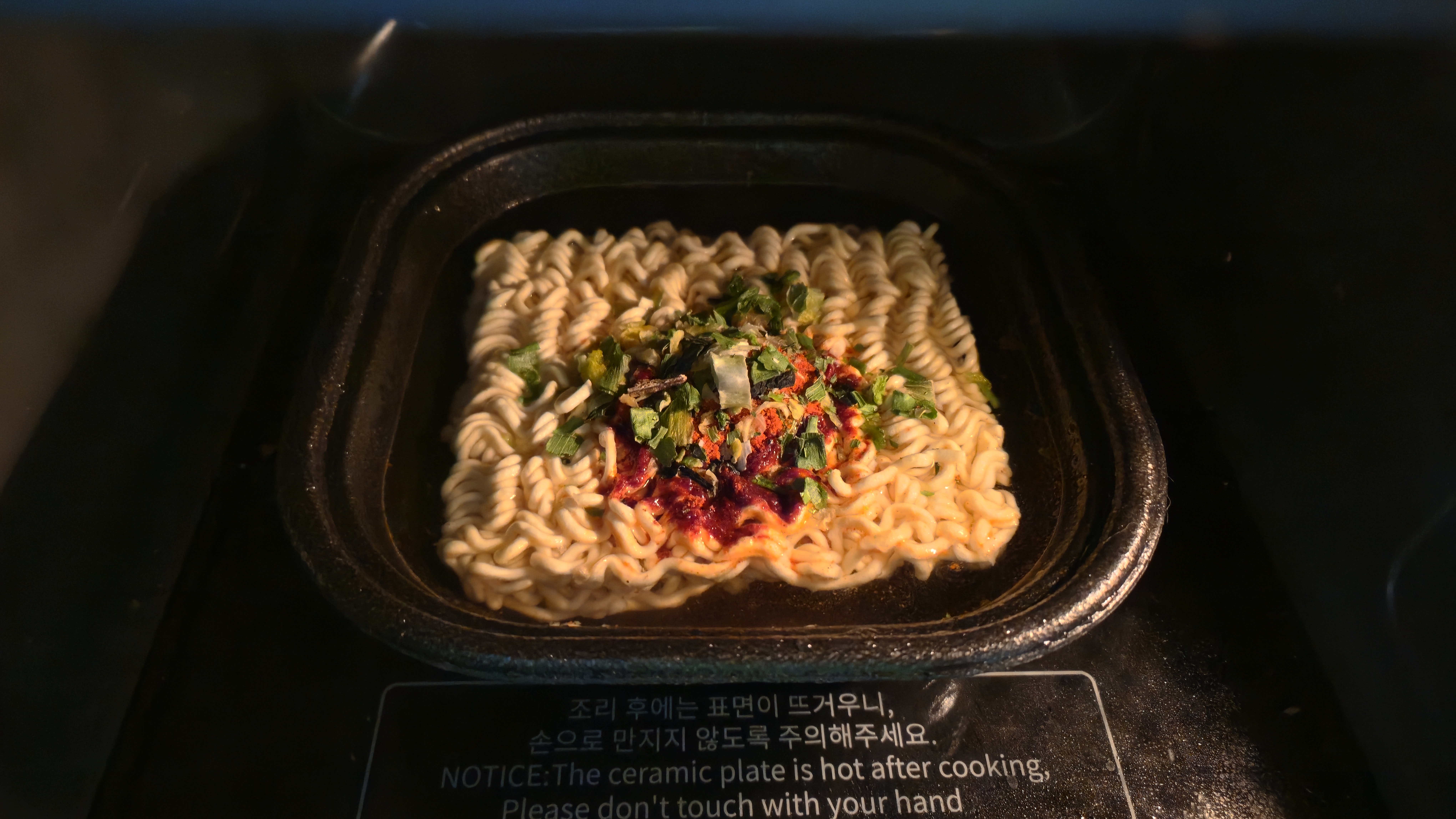 ພາຊະນະມີ້ເຜັດເກົາຫຼີ ທຶມແຊລາມຽນ ຢູ່ໃນໄມໂຄເວຟ - ເຫັນນ້ຳແກງສີແດງກຳລັງຕົ້ມ | 하이제이에스비