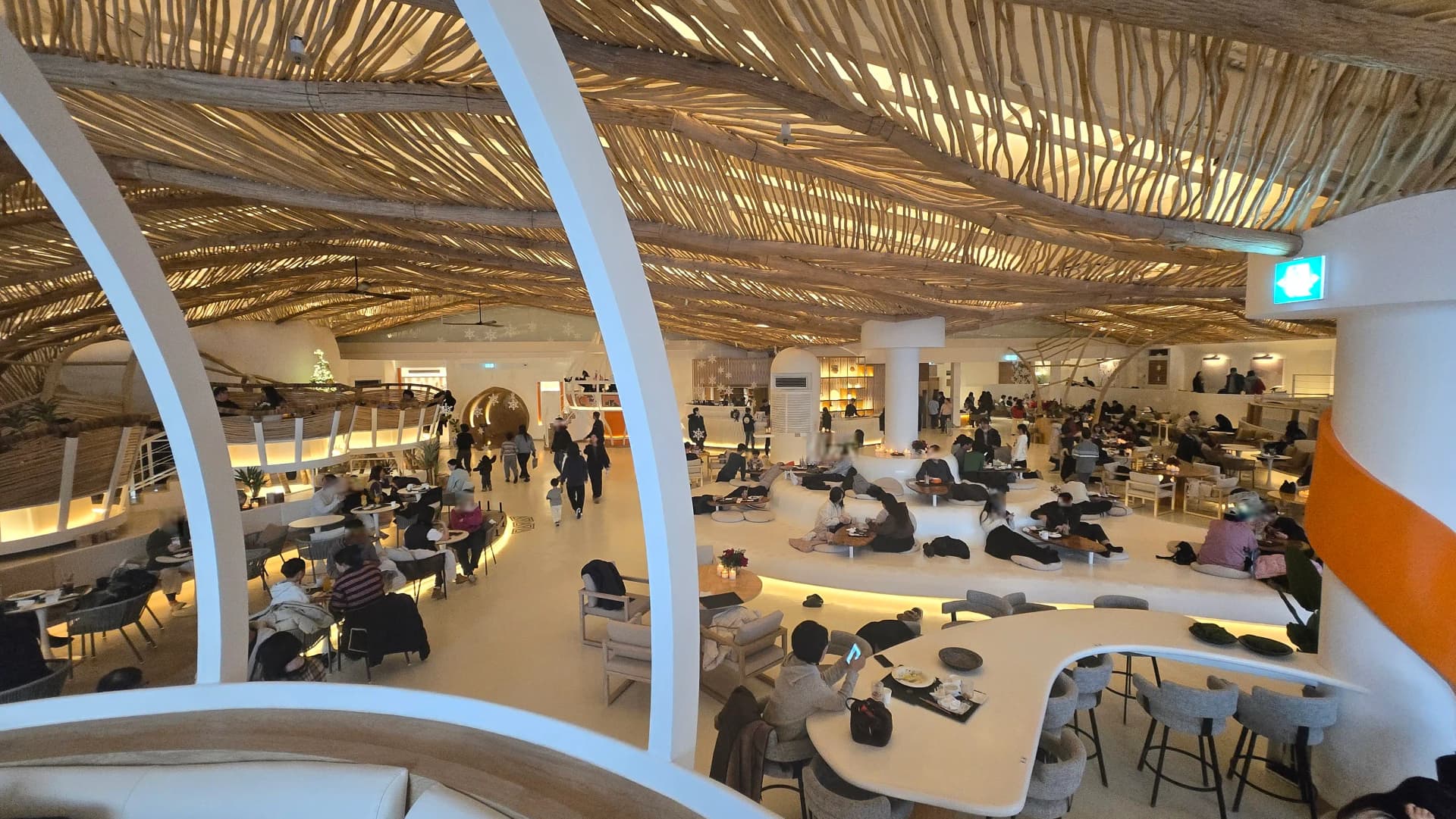 자투라 카페 내부 | 하이제이에스비