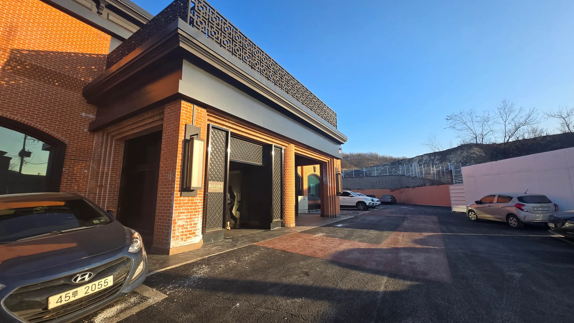 자투라 카페 외부 전경 | 하이제이에스비