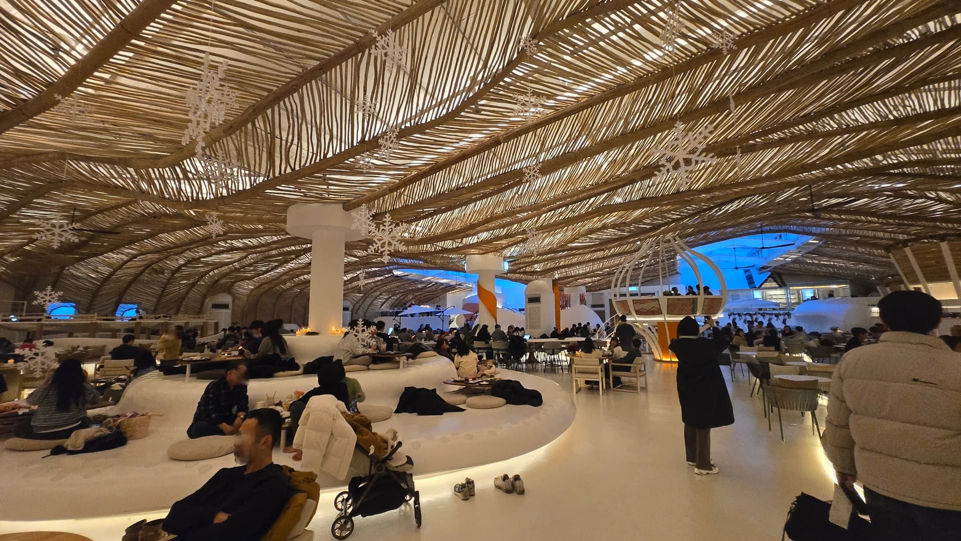 자투라 메인 홀 풍경 | 하이제이에스비