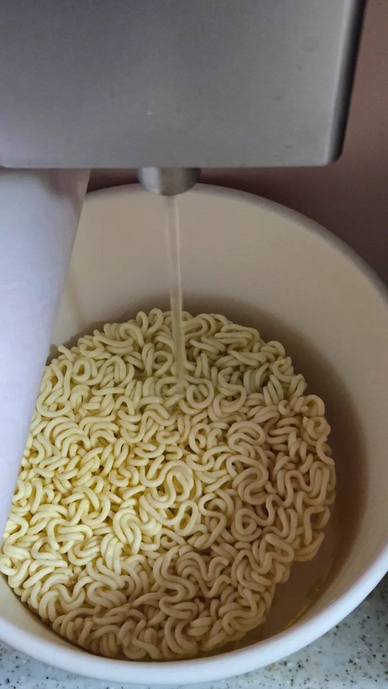 چايناق لاغمان ئىدىشىغا ئىسسىق سۇ قۇيۇۋاتقان كۆرۈنۈش | 하이제이에스비