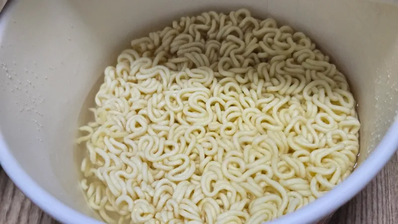 بەلگە سىزىقىغا ماسلاشتۇرۇپ سۇ قۇيۇلغان چايناق لاغمان ئىچىنىڭ كۆرۈنۈشى | 하이제이에스비