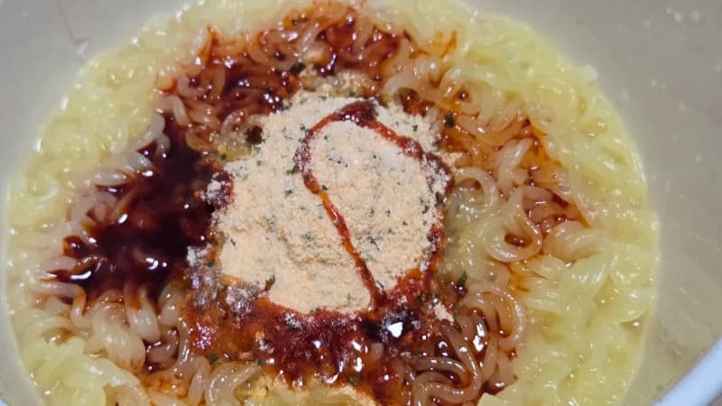 پىشقان لاغمان ئۈستىگە چېدار كۇكۇم ۋە قىزىل سۇيۇق سۇپ سېچىلغان كۆرۈنۈش | 하이제이에스비