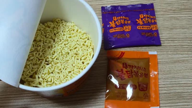 قاچىدىكى تەركىبلەر بۇلداق 4 پىنىر – نوودلېس, پىنىر پورىسى, سۇيۇق سوئۇس | 하이제이에스비