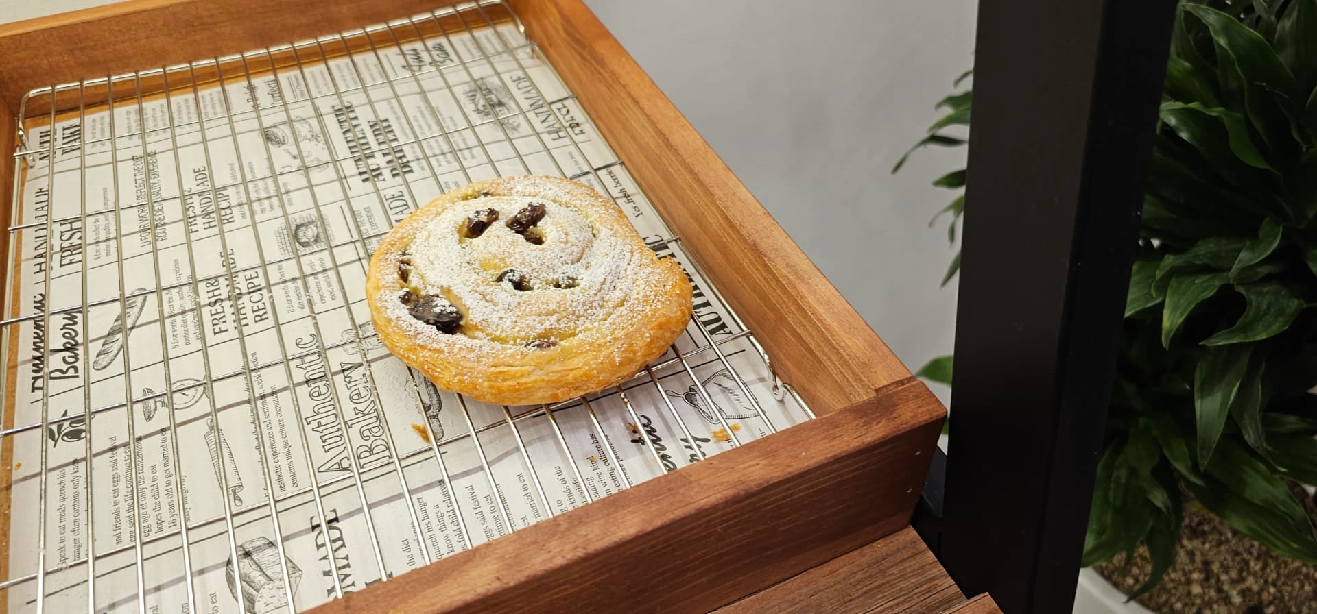 카페 반내 베이커리 진열대 — 마감 전 도넛과 크루아상이 소량 남아있는 모습