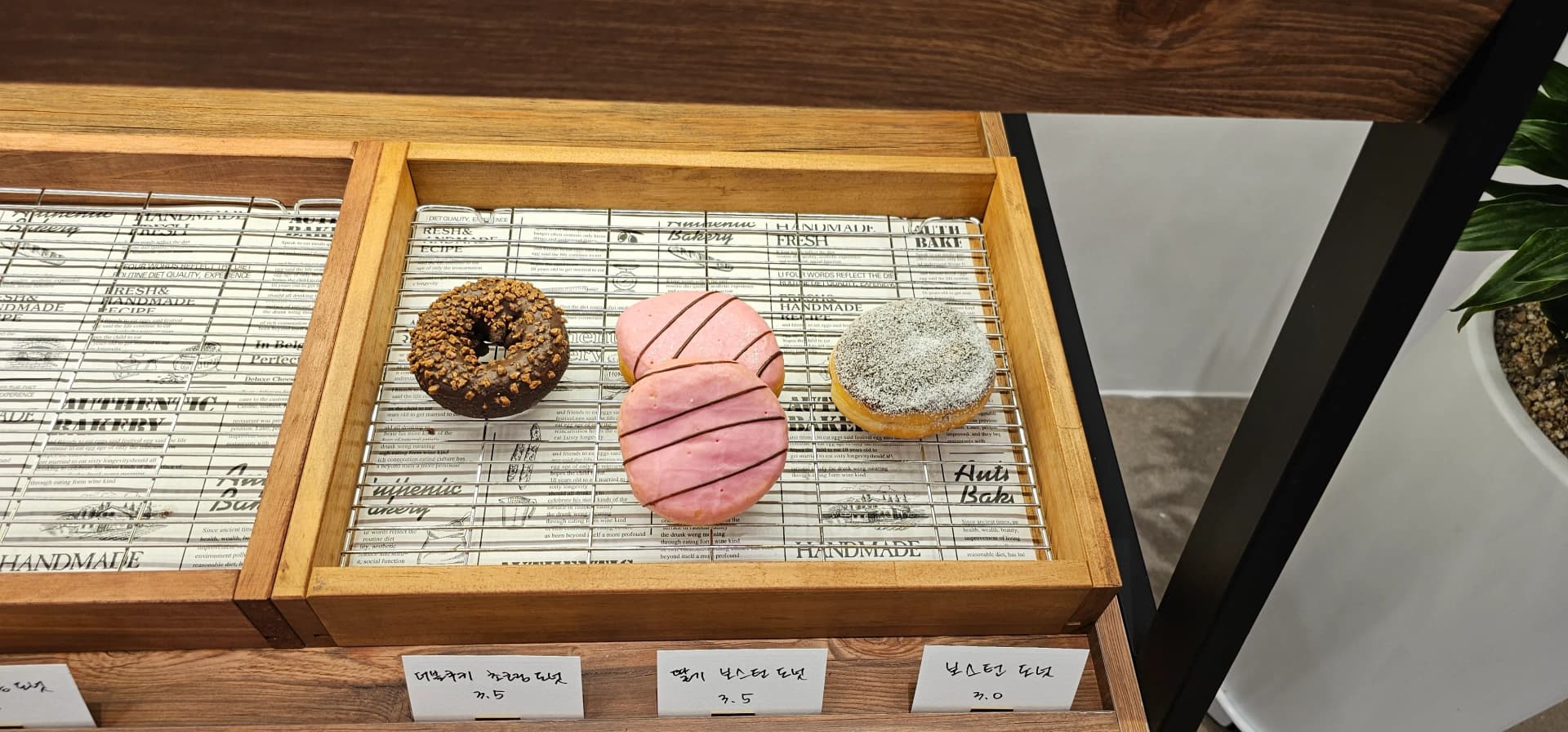 카페 반내 베이커리 클로즈업 — 남은 페이스트리와 도넛