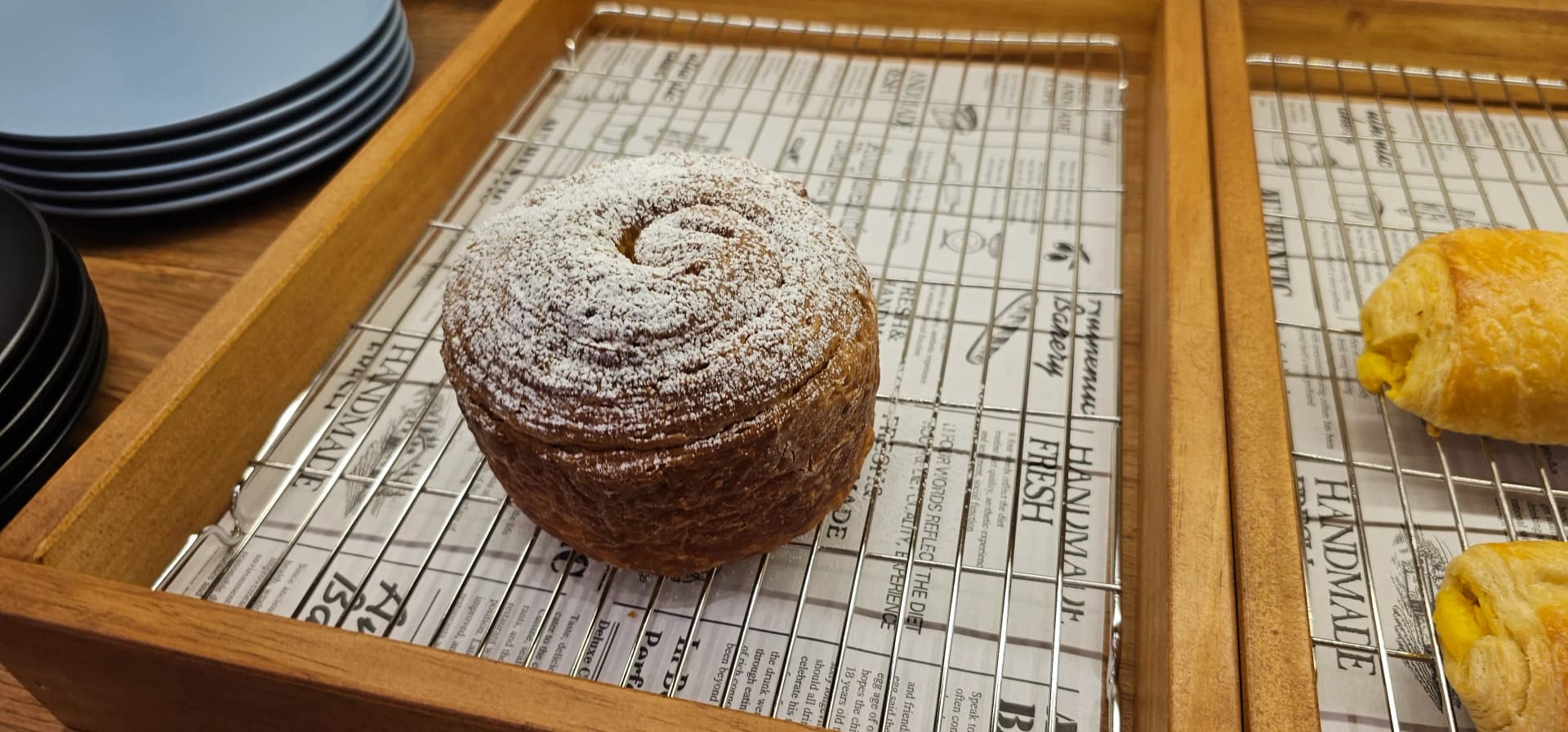 카페 반내 빵 진열대 측면 — 저녁 시간대 빵이 거의 소진된 상태