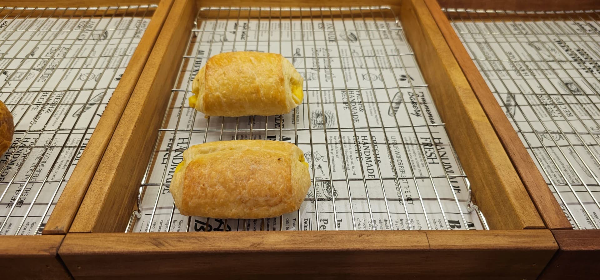 카페 반내 베이커리 전체 — 마감 전 남은 빵 종류 전경