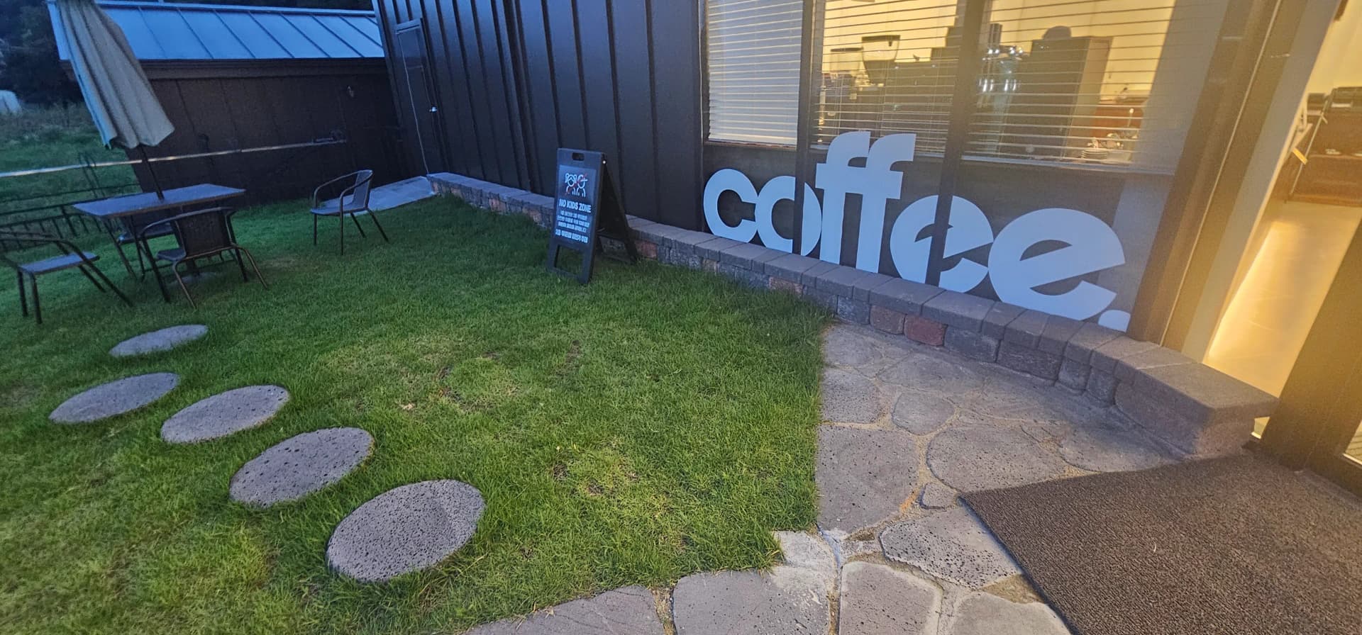 카페 반내 건물 뒷편 — 산을 등진 아늑한 외관