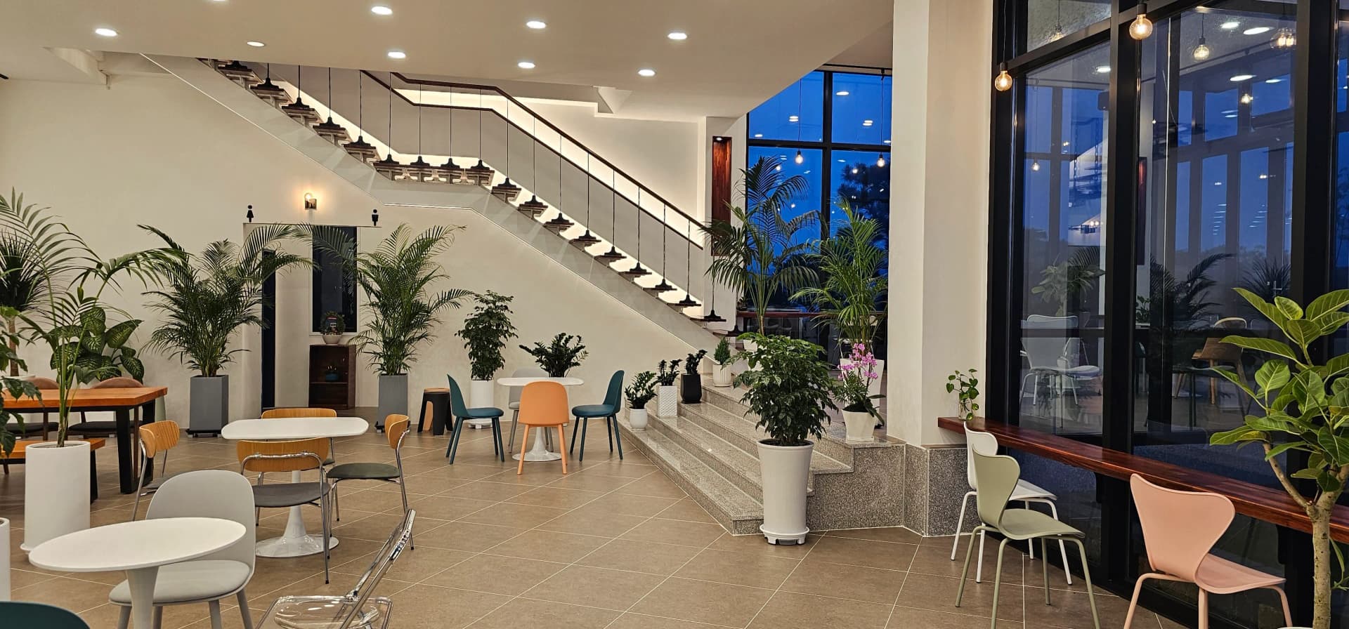 카페 반내 1층 내부 — 높은 천장과 중앙 계단이 보이는 전경