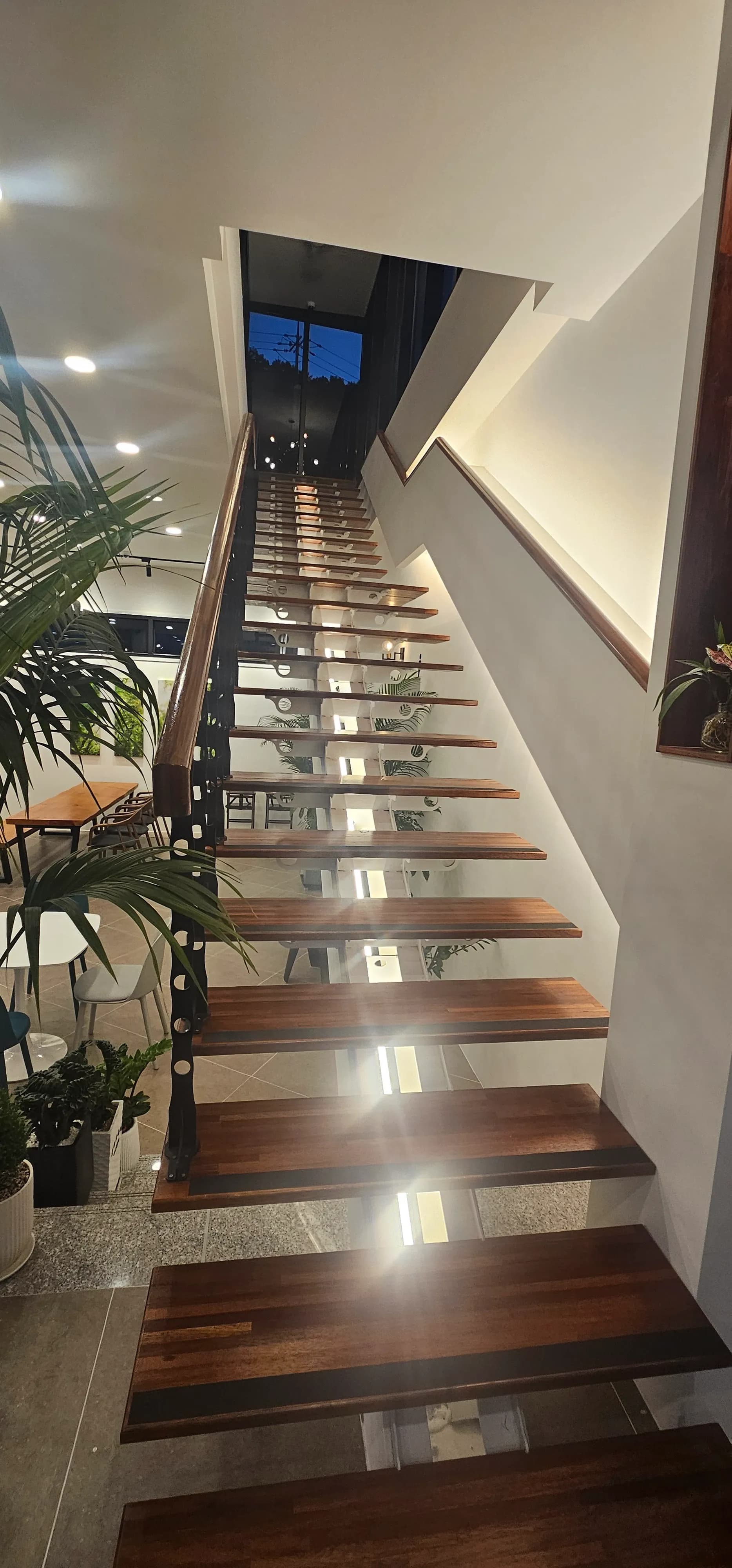 카페 반내 2층으로 올라가는 계단 — 발판 틈새로 조명이 새어나오는 구조