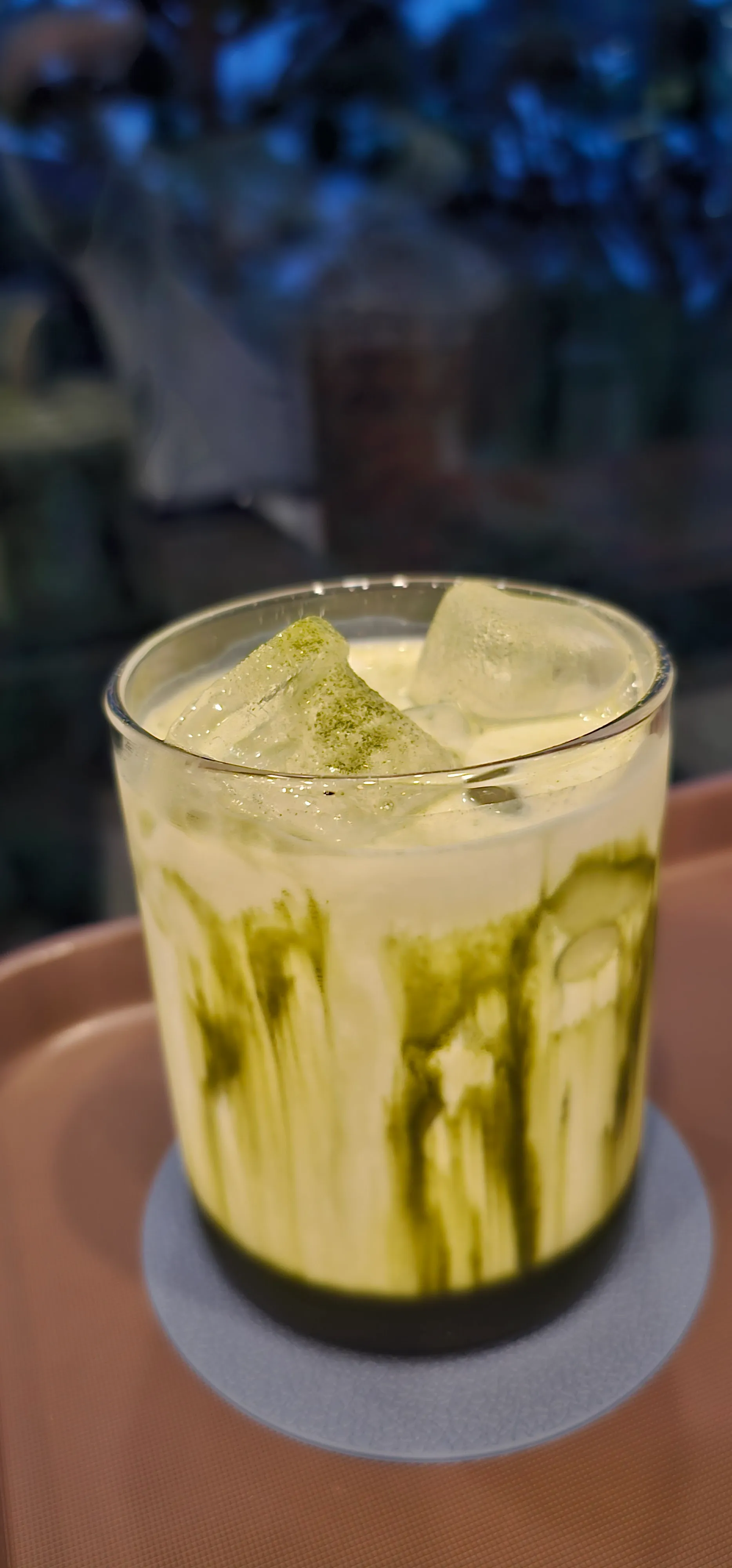 카페 반내 말차라떼 — 말차와 우유가 층으로 나뉘어 있는 음료 클로즈업