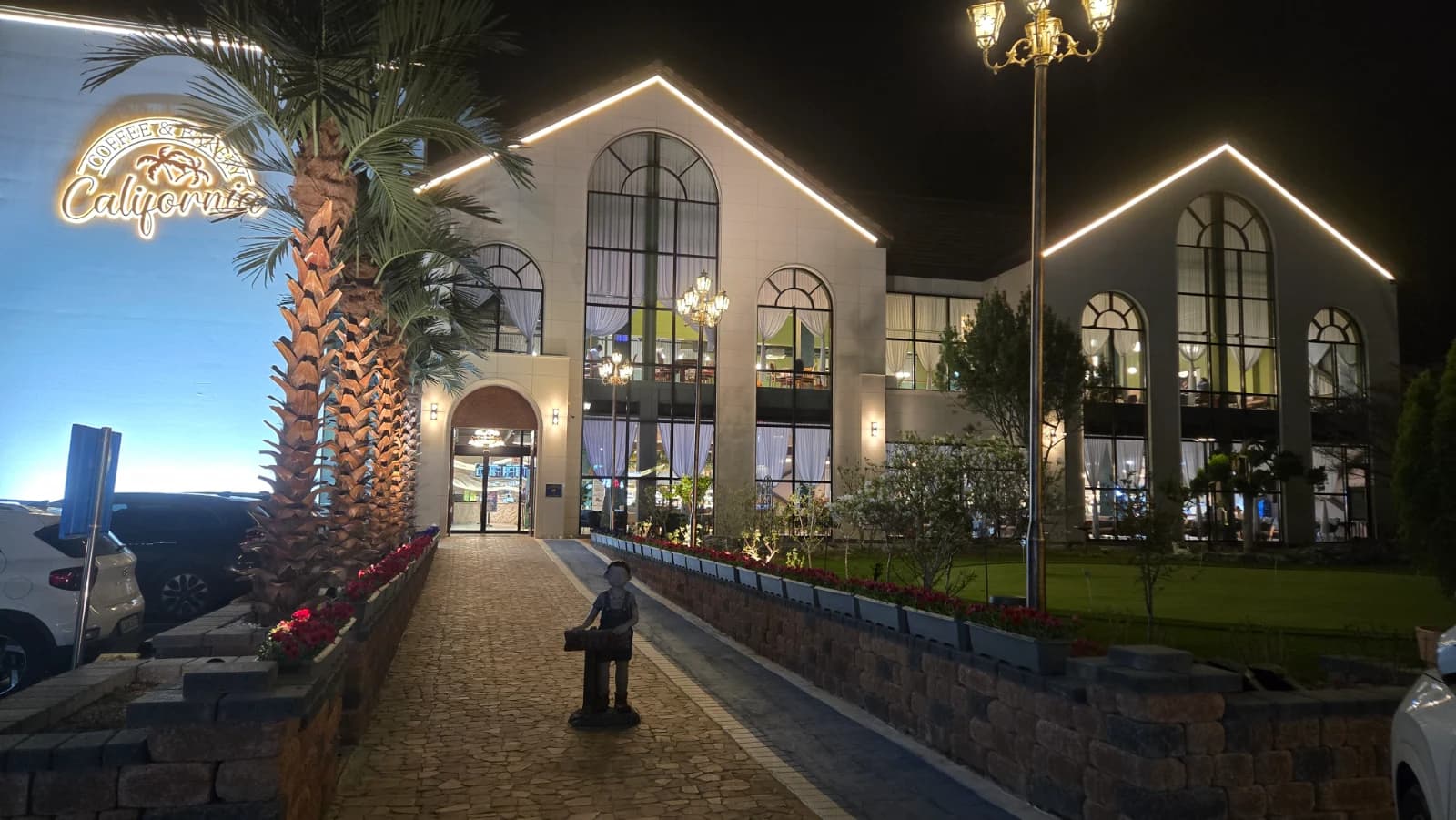 카페 캘리포니아 입구 야경 아치형 창문과 네온 간판