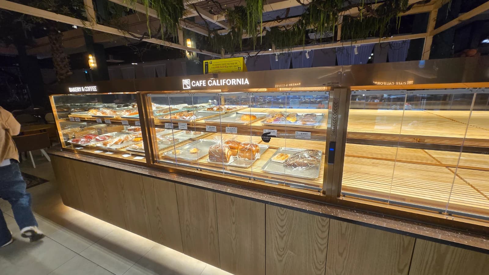 카페 캘리포니아 밤 10시 쌀빵 진열대 빵이 채워진 모습
