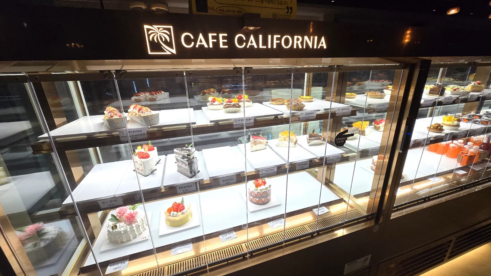 카페 캘리포니아 케이크 냉장 진열대 딸기 망고 케이크