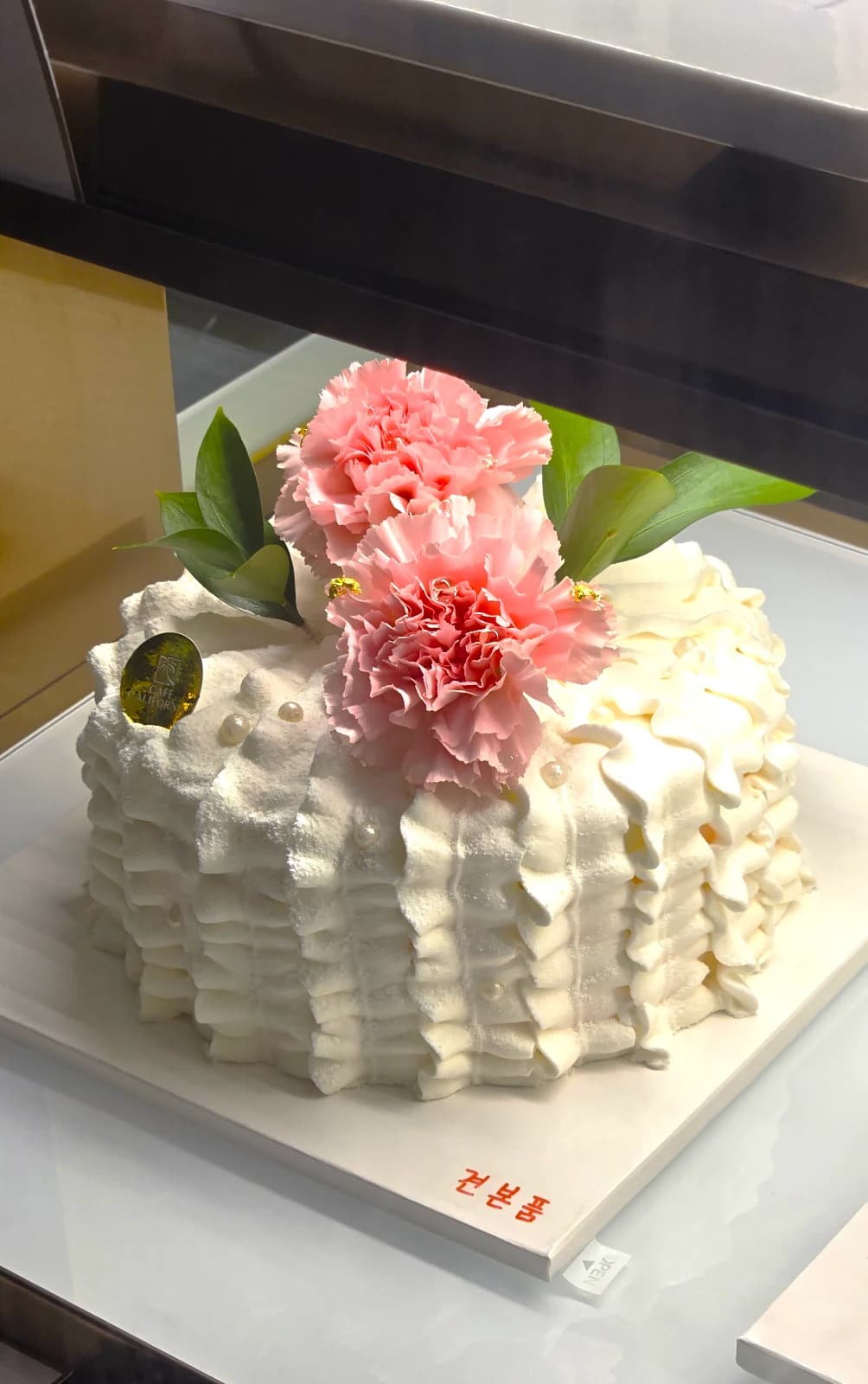 분홍 카네이션 장식 쌀 생크림 케이크