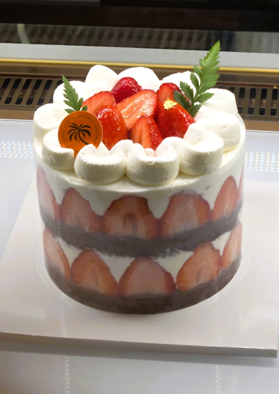 딸기 단면이 보이는 쌀 딸기 생크림 케이크