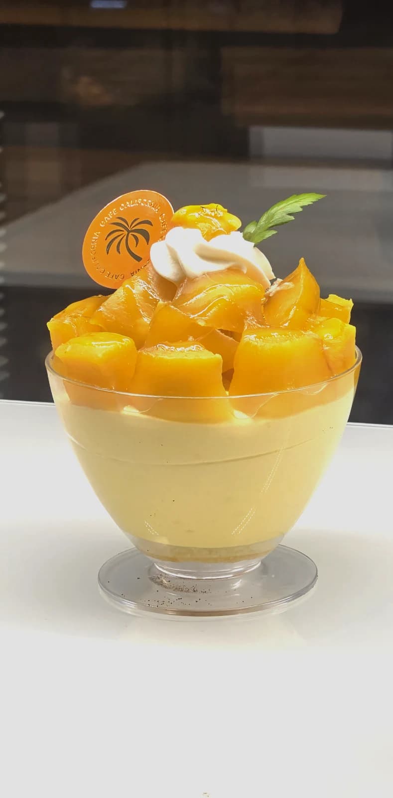 망고 컵케이크 유리잔에 망고 조각 가득