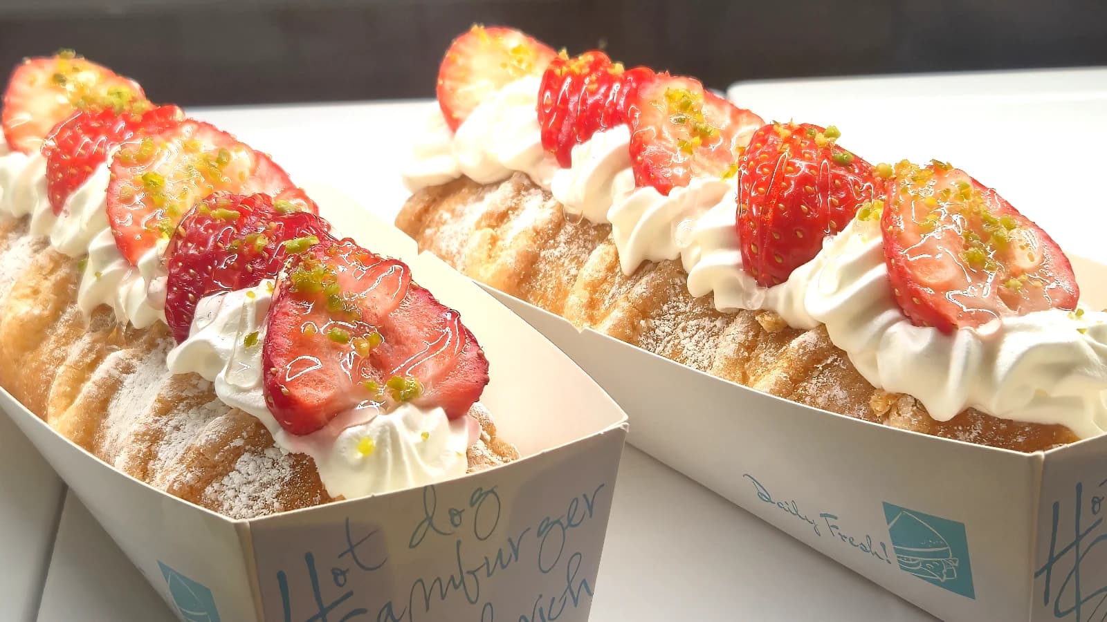 딸기 크림빵 근접 슈거파우더와 크림이 빵 틈에 가득