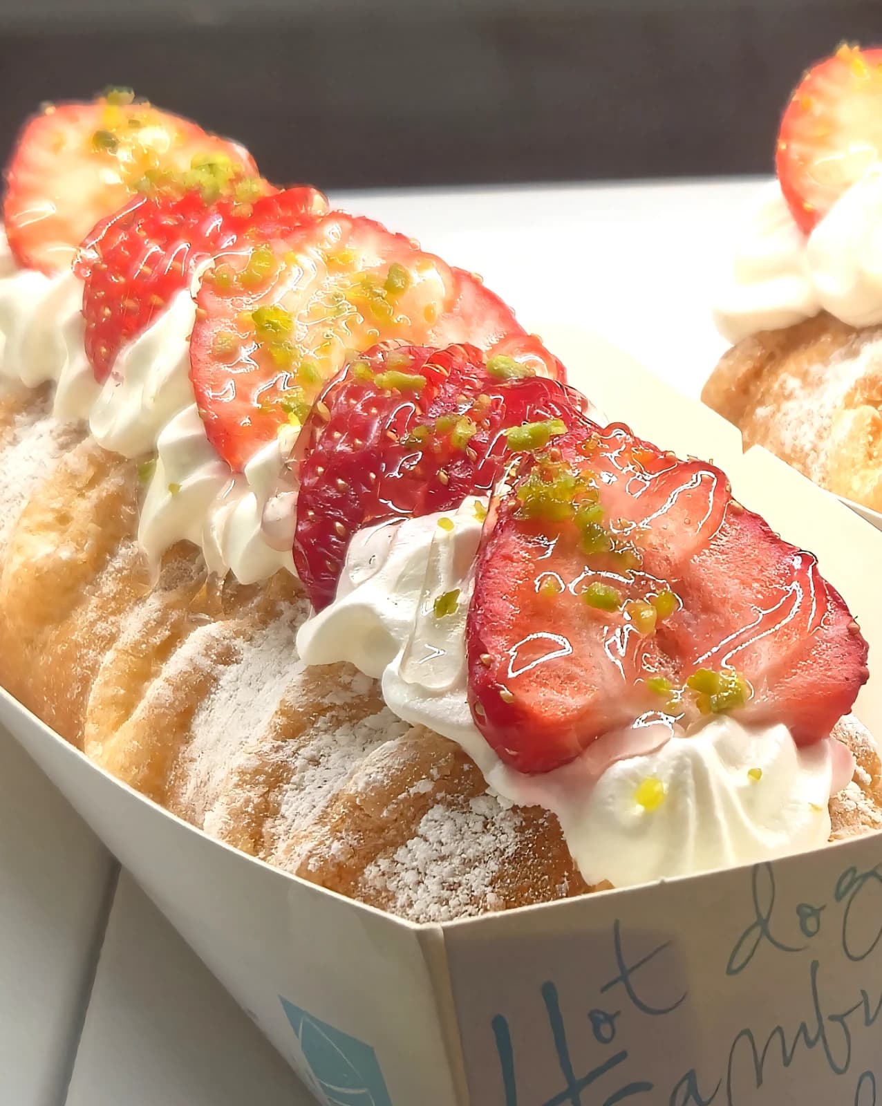 딸기 크림빵 측면 크림이 넘치는 단면