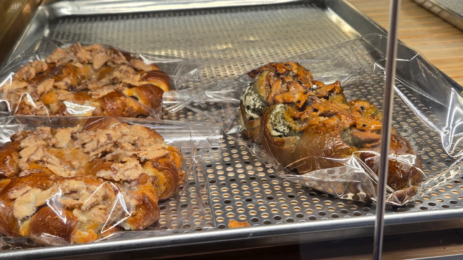 카페 캘리포니아 쌀 크로와상과 견과류 빵 개별 포장