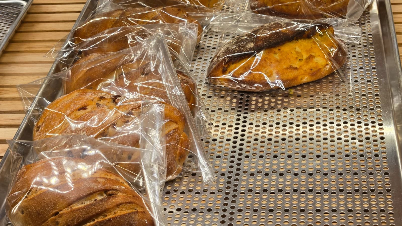 하드빵과 적갈색 자색고구마 빵 진열