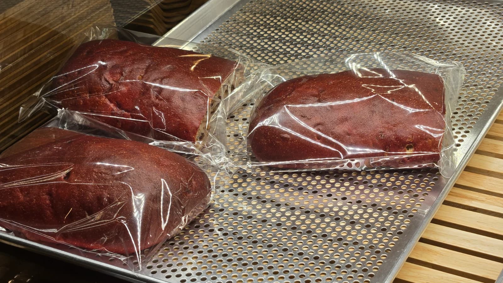 쌀 베이글 깨 토핑과 보라색 반죽