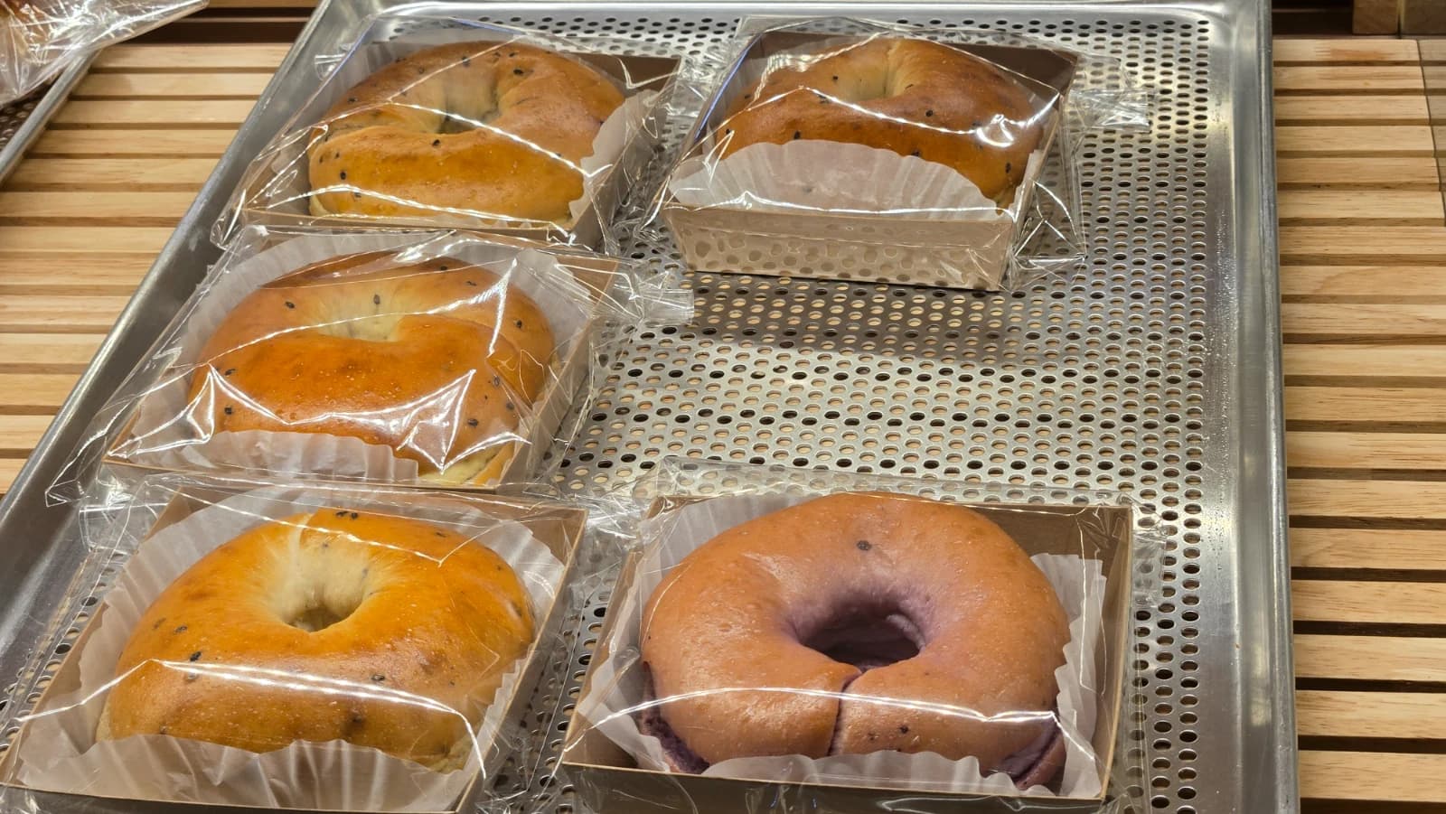 카페 캘리포니아 빵 진열대 개별 포장 전경