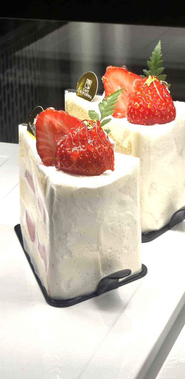 하얀 생크림 딸기 케이크 딸기 반 쪽 토핑