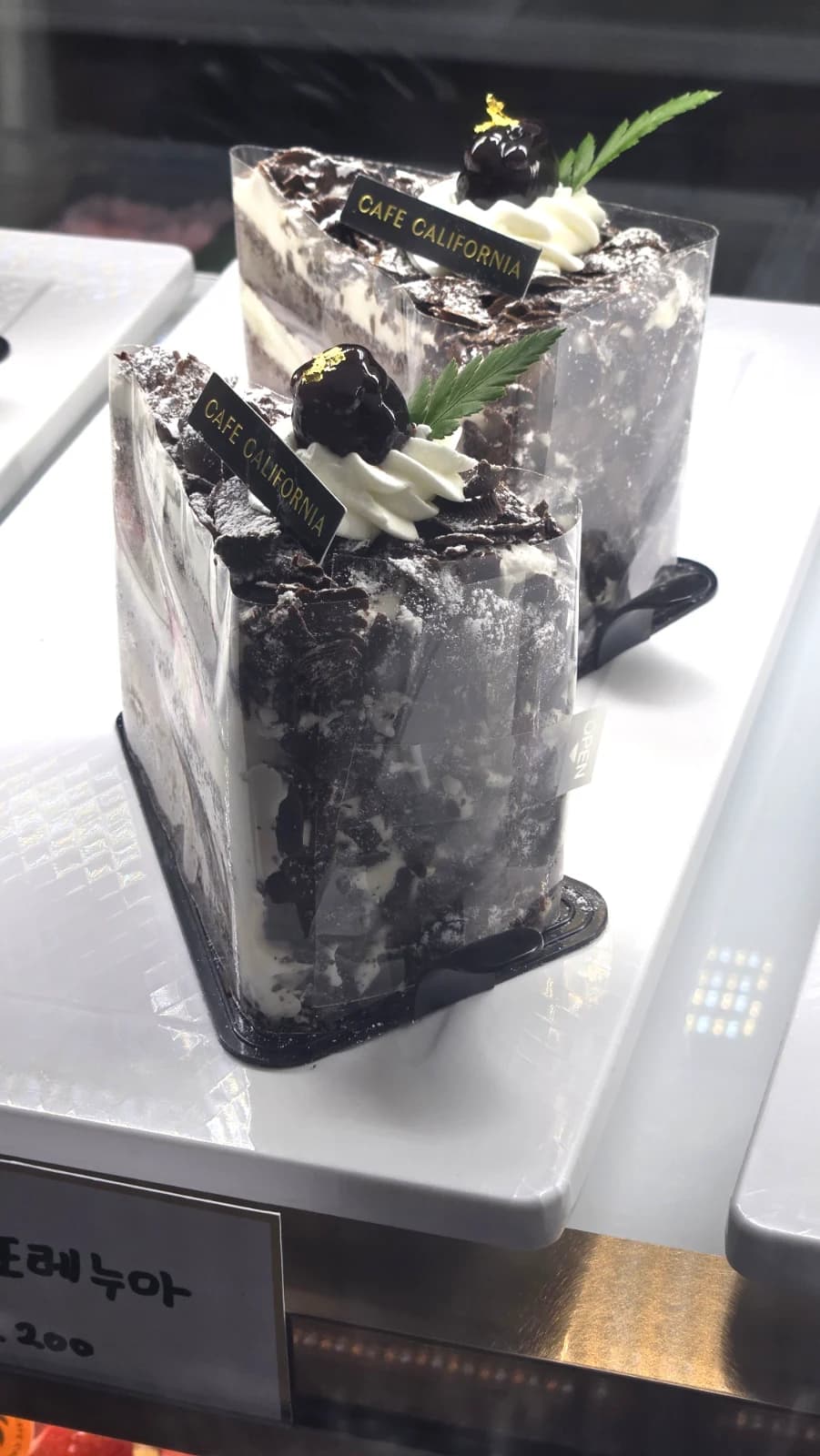 포레 누아 초콜릿 케이크 7200원 체리 토핑