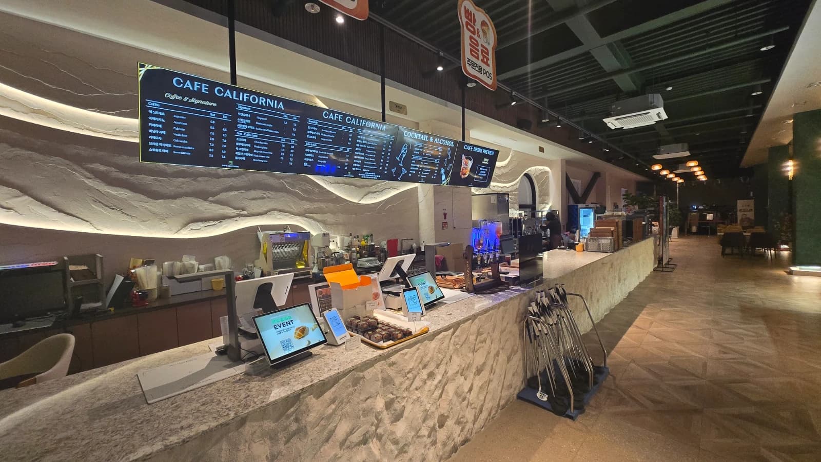 카페 캘리포니아 카운터 디지털 메뉴판과 키오스크