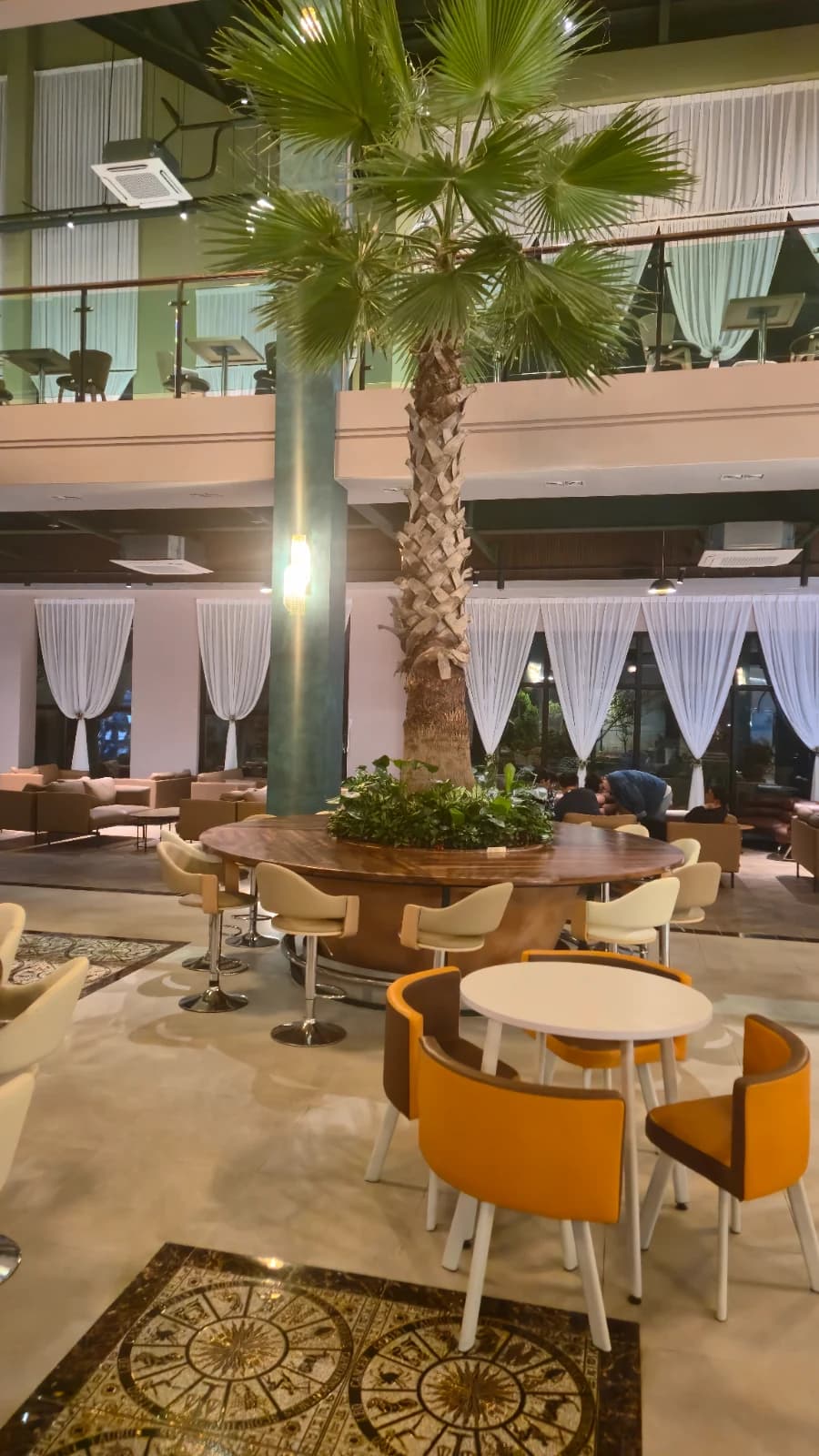 카페 캘리포니아 1층 다양한 좌석 노란 의자 소파석 커튼 창가