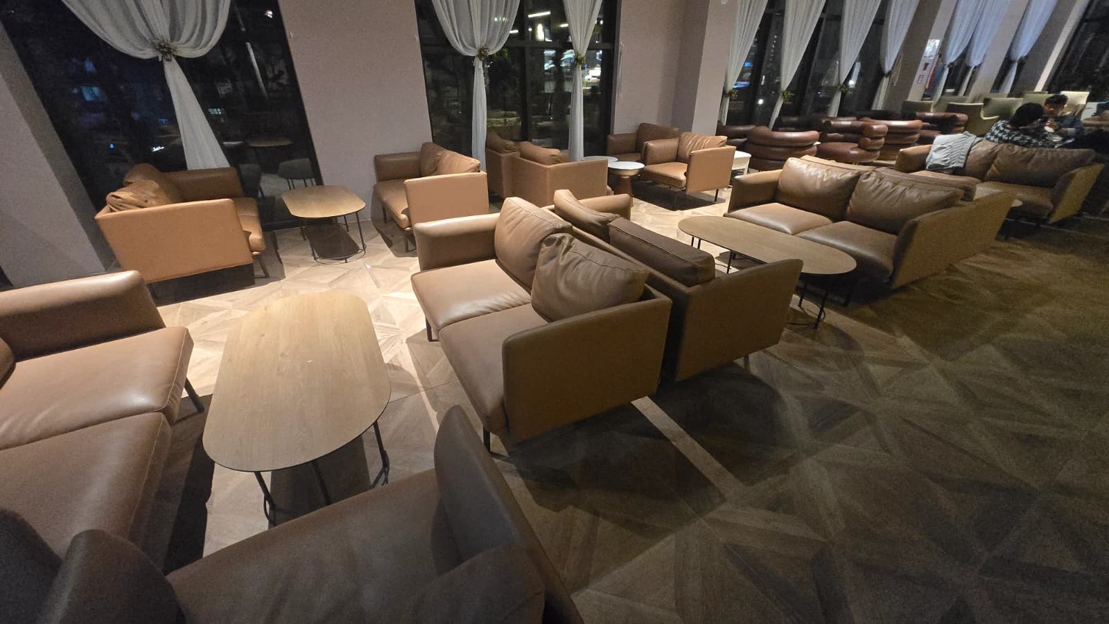 카페 캘리포니아 가죽 소파석 브라운 베이지 호텔 라운지 분위기