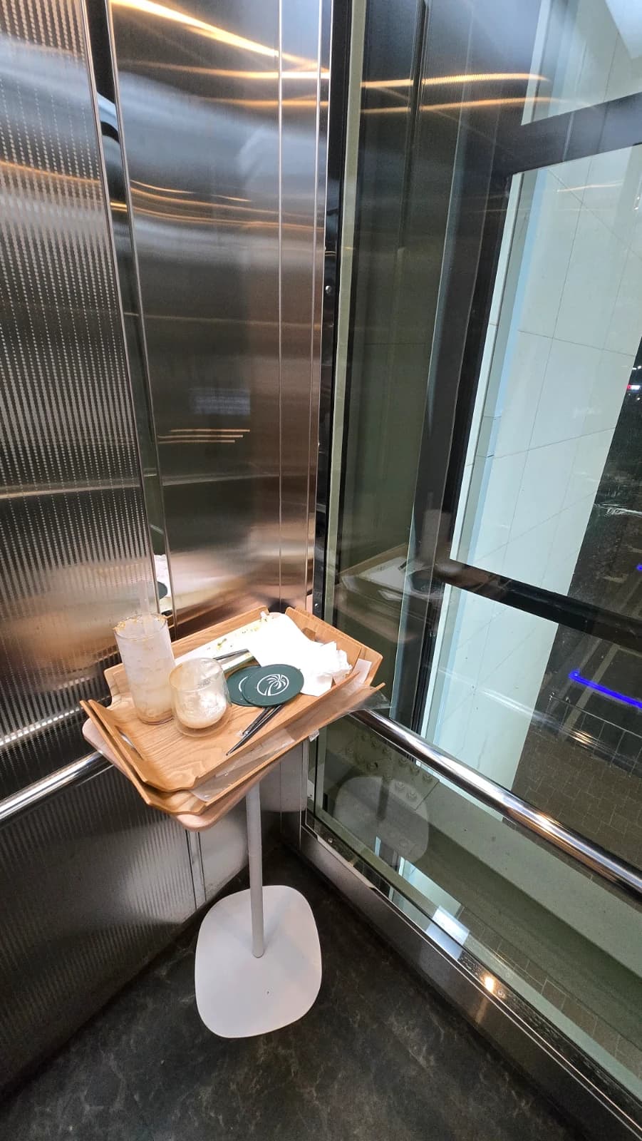카페 캘리포니아 엘리베이터 안 트레이 거치대 배려 디테일