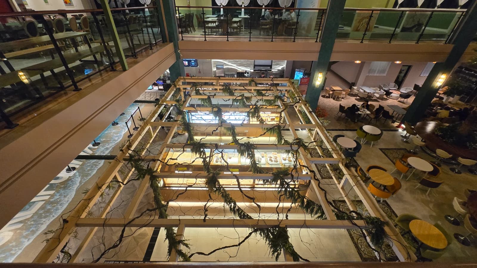 카페 캘리포니아 2층에서 내려다본 1층 전경 덩굴 식물 격자 구조물