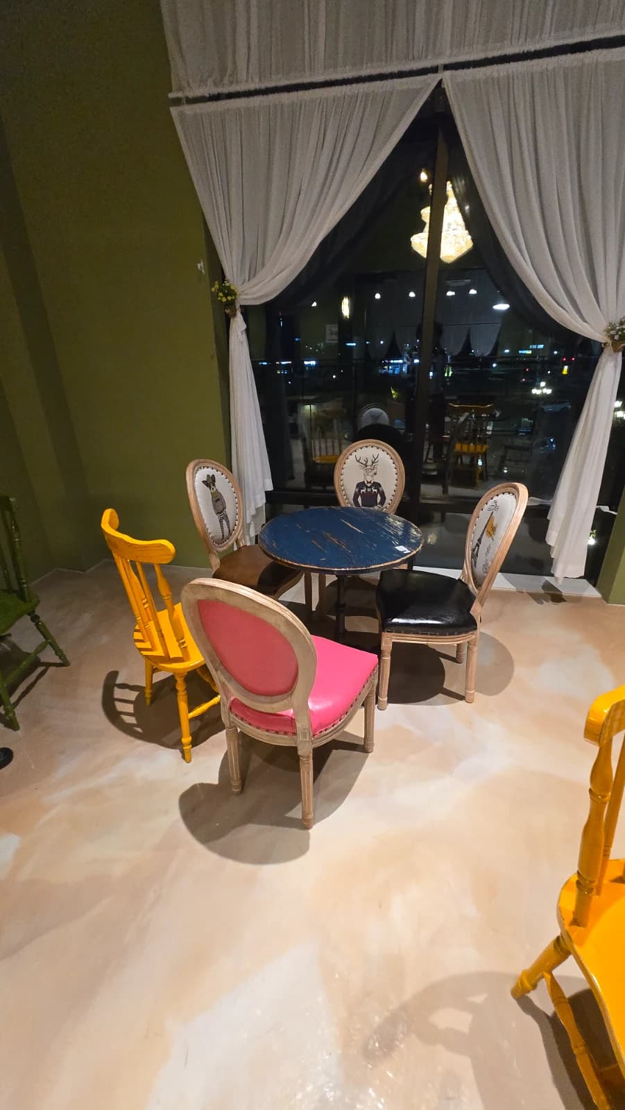 카페 캘리포니아 2층 앤틱 의자 분홍 방석 노란 나무 의자