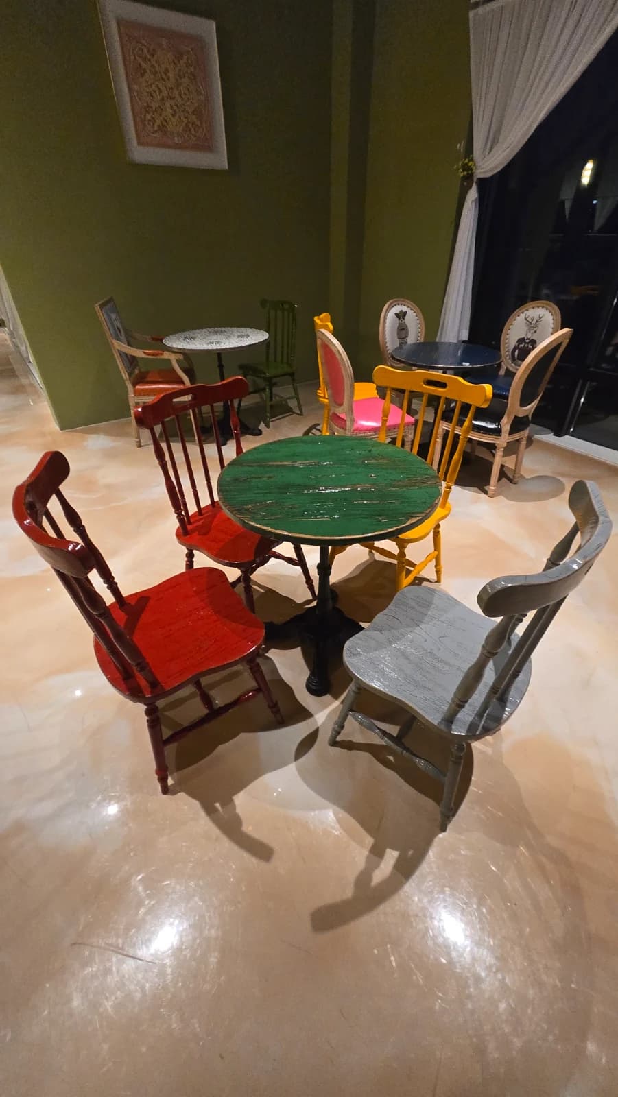 카페 캘리포니아 2층 초록 원형 테이블 빨강 회색 노란 의자