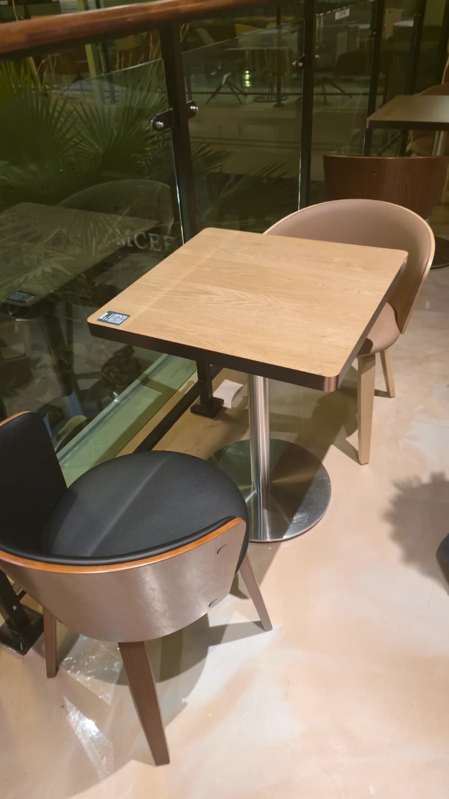 카페 캘리포니아 2층 난간 2인 테이블 1층 야자수 조망