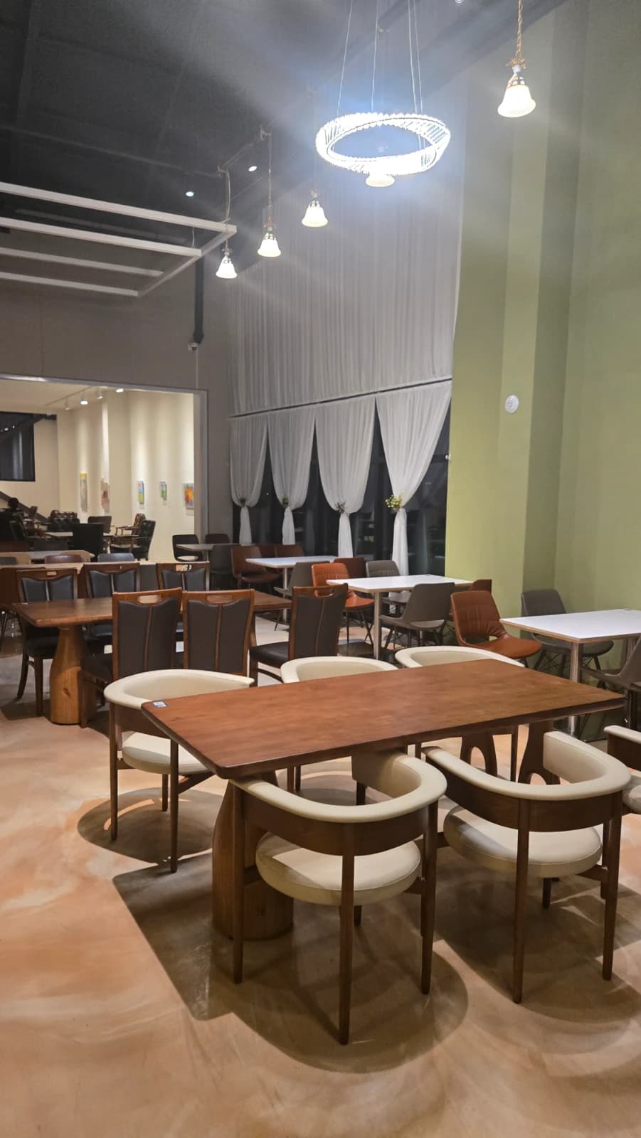 카페 캘리포니아 2층 원목 테이블 링 샹들리에 전시 공간